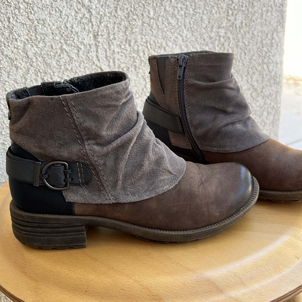 Earth Origins Paige Stone booties. Women’s size 6.5. Leather & synthetic upper.